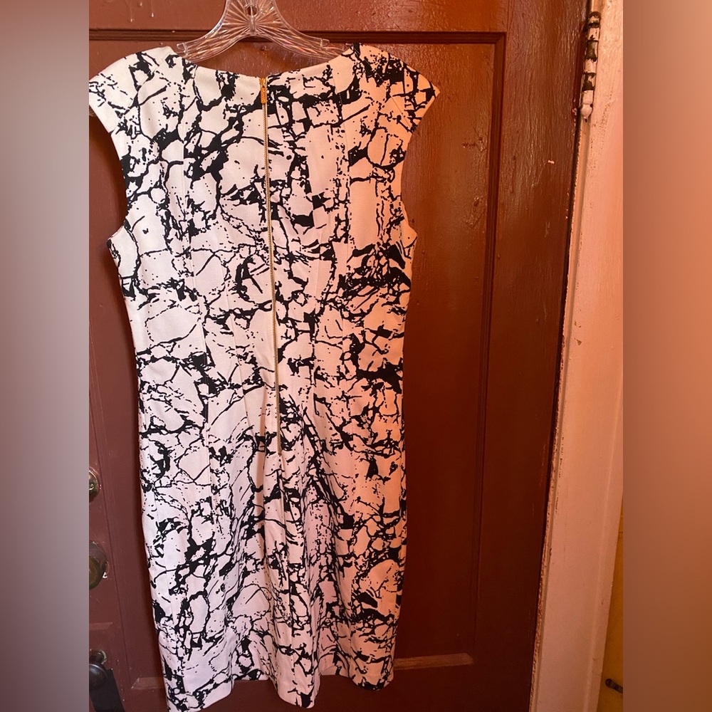 CALVIN KLEIN CREAM AND WHITE ZIPPER TILE DRESS - Picture 2 of 12